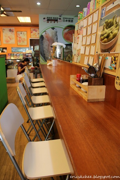 店内的情况,坐在这里可以欣赏饭团师傅如何炮制微笑饭团
