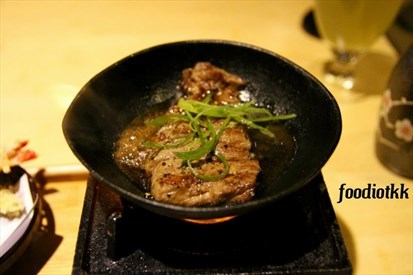 依然在冒烟的牛肉片是当晚的惊喜哦~ 竟然非常美味!